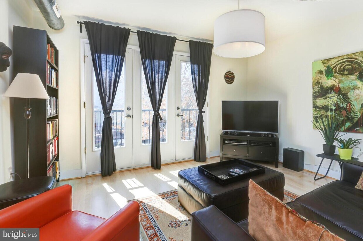 Front, Living room - 149 W St NW