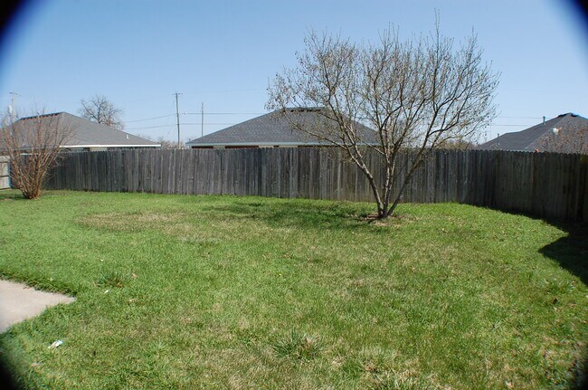 Fotografía del edificio - 600 Woods Dr