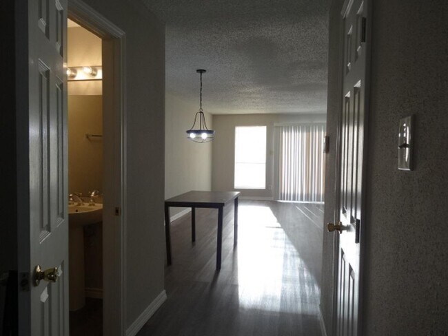 Foto del edificio - 15521 Weldon Dr