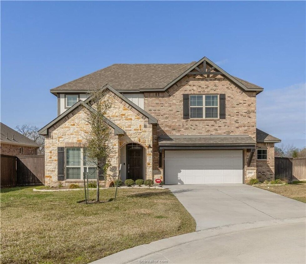 Foto principal - Gorgeous 2-Story on Quiet Cul de Sac