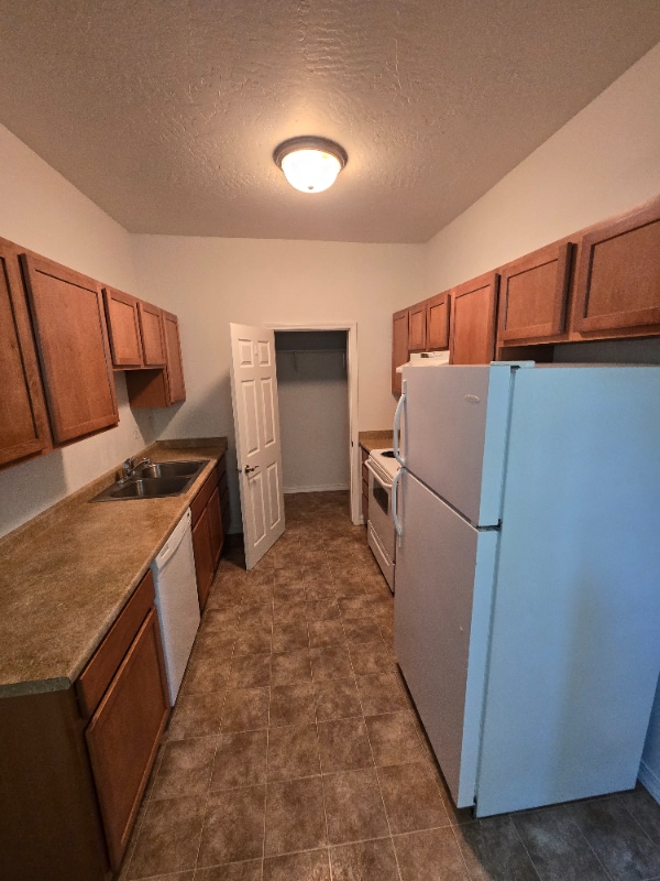 Building Photo - 608 Hillsdale St