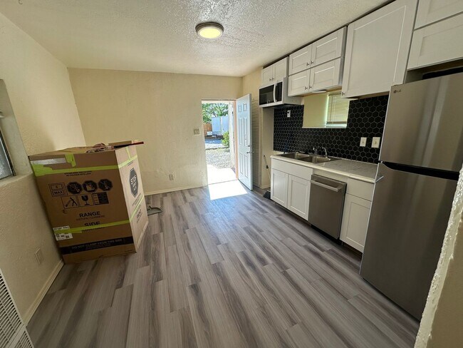 Foto del edificio - 416 Cromwell Ave SW