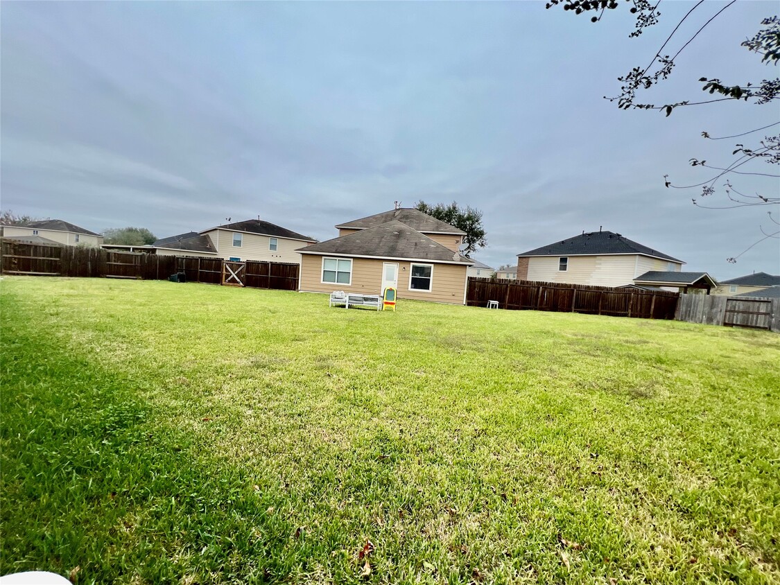 Building Photo - 9610 Serenata Ct