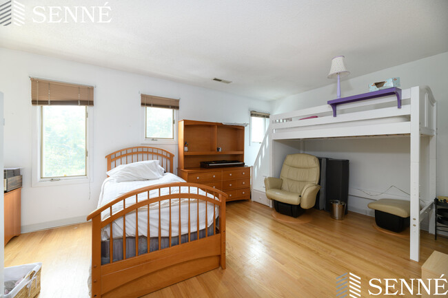 Foto del edificio - 42 Fresh Pond Ln