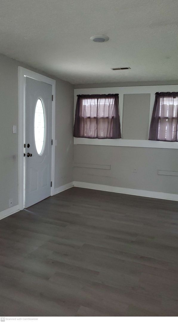Building Photo - 2 bed 1 bath close to everything in Ketter...