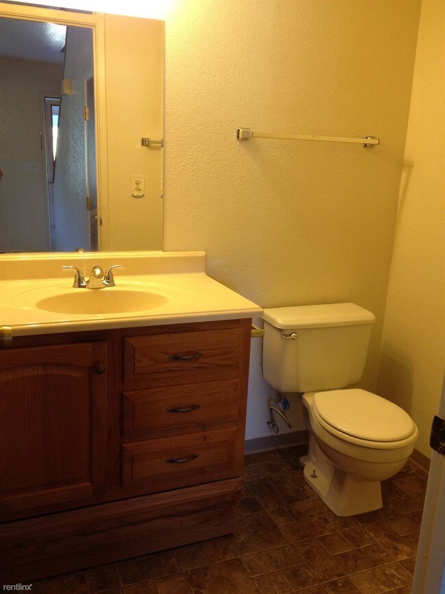 Building Photo - 2 br, 1.5 bath Condo - 14380 Gods Hill Roa...