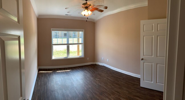 Building Photo - 221 Spring Creek Dr