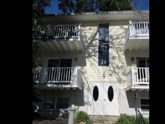 Building Photo - 11 Warren Lodge Ct