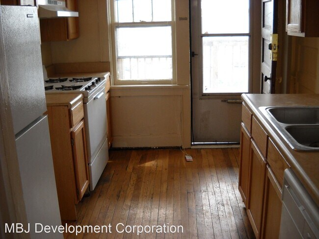Building Photo - 2 br, 1 bath Apartment - 2400 Myrtle Ave 2...