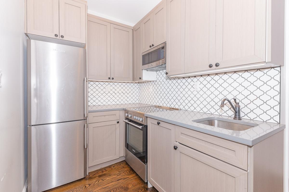 Foto principal - 60-80-80 Myrtle Ave