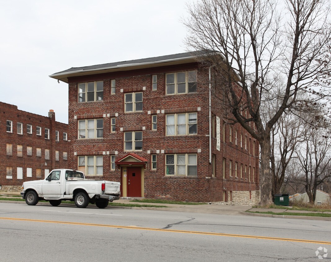 Building Photo - 3513 Paseo Blvd