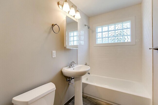 Baño - 1837 Hayes St NE