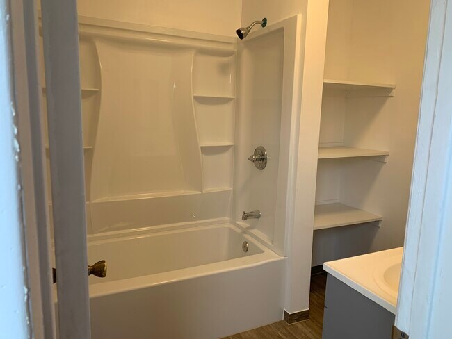 Foto del edificio - 1058 W 111th St