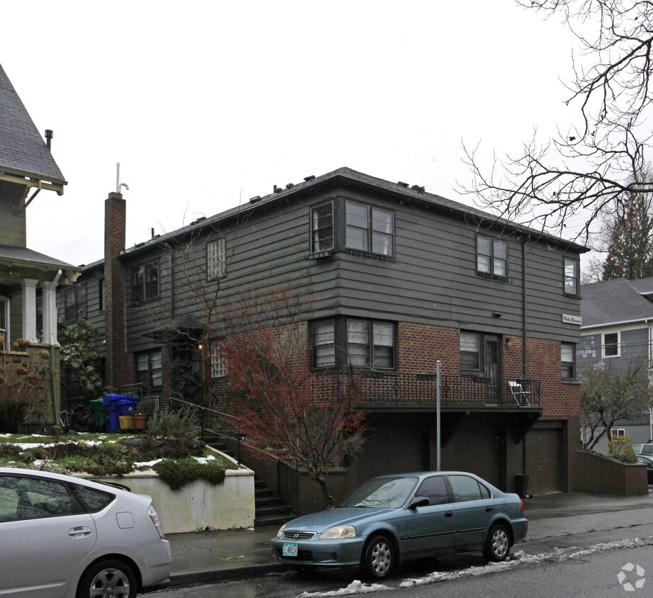 Building Photo - Dixie Jeanne Condominiums