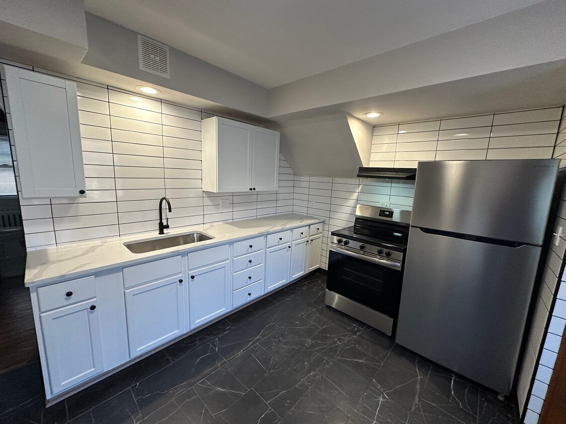 Foto principal - 4253 James Ave N