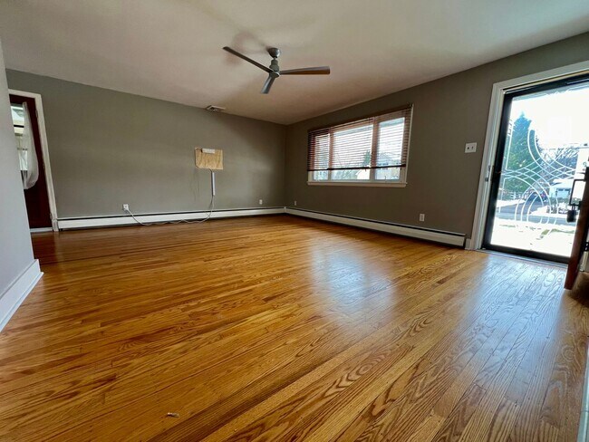 Building Photo - Gorgeous 3-Bedroom Single-Family Home in H...