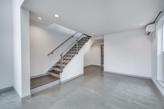 Foto del edificio - 2 bedroom open lay out townhome in Georget...