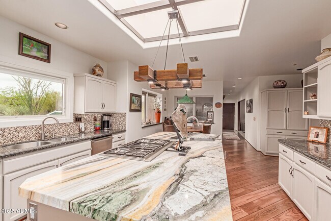 Building Photo - 9833 E Miramonte Dr