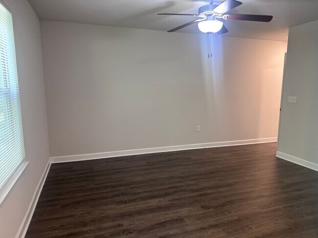 Building Photo - 3 Bed | 2.5 Bath | 1 Car Garage Townhome in Grain Valley