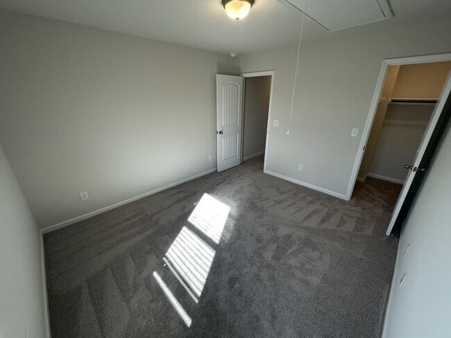 Foto del edificio - 2 Bedroom 2.5 Bathroom Townhome!