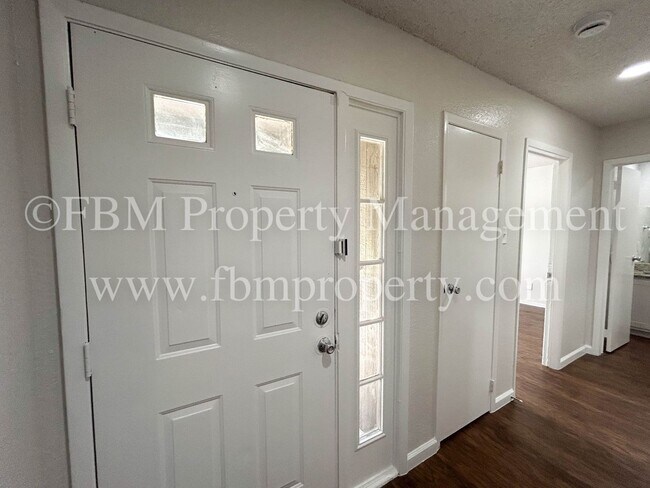 Foto del edificio - 614 Lost Springs Ct