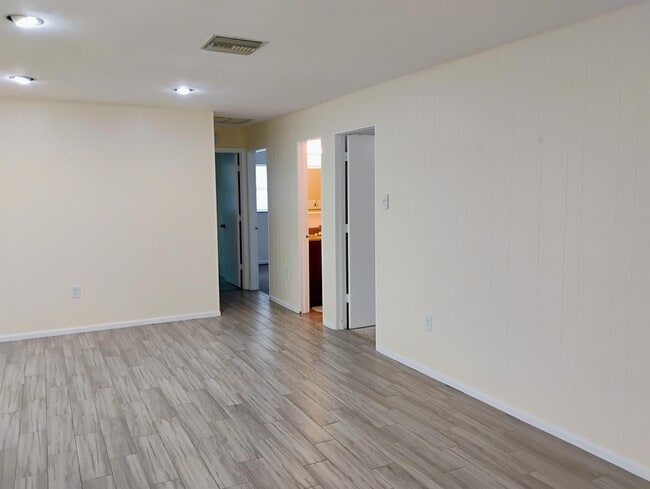 Building Photo - 266 Evergreen Rd