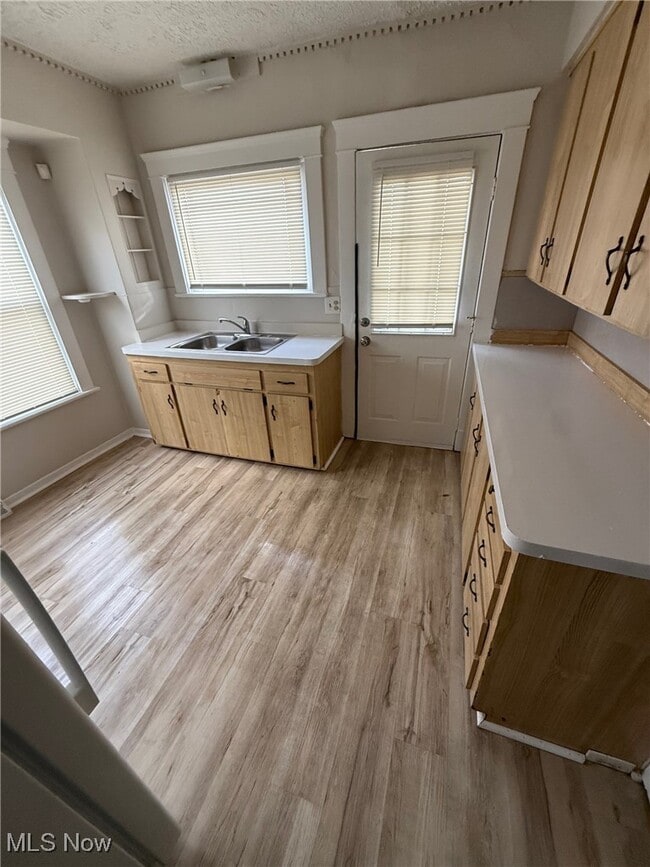 Building Photo - 10002 Parkview Ave