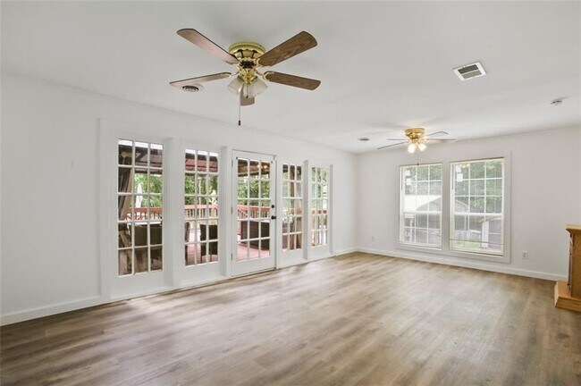 Foto del edificio - 1811 Mary Lou Ln SE