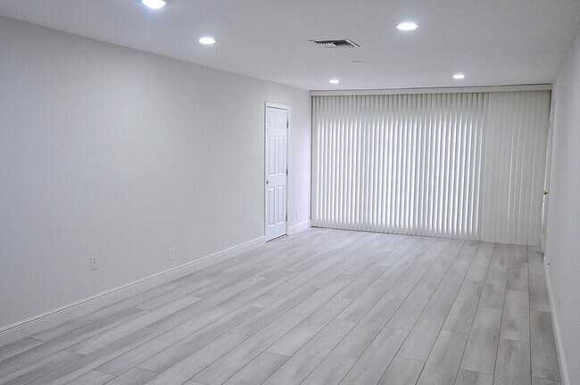 Foto del edificio - 13731 Via Aurora