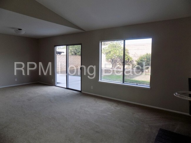 Foto del edificio - 5495 E Village Dr