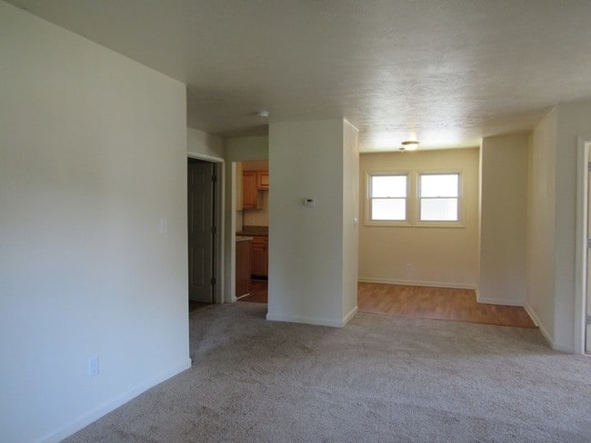 Building Photo - Charming Updated 2BD Cottage in Euclid!