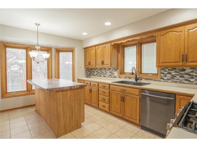 Foto del edificio - 5245 Clayton Dr