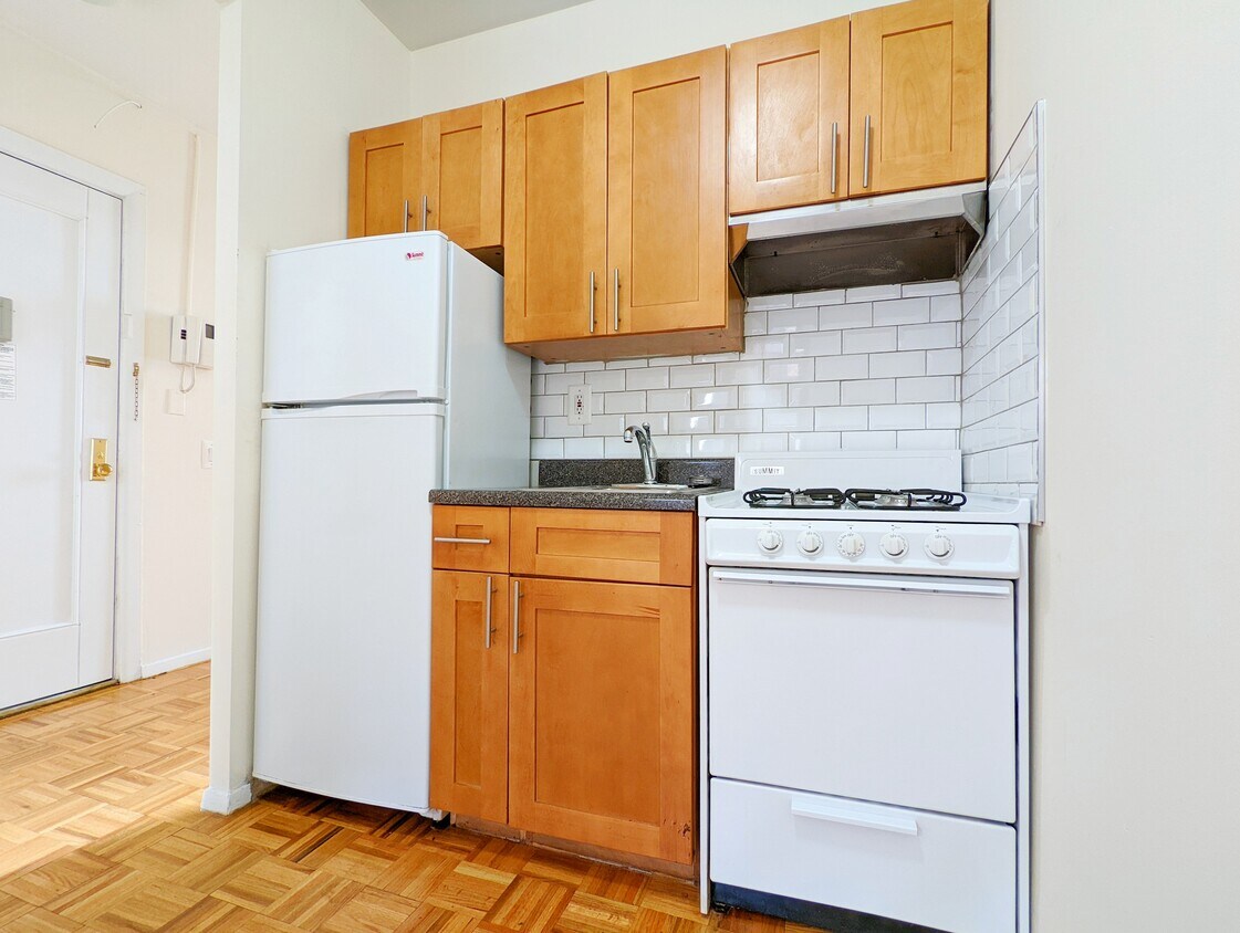Kitchen - 504 E 79th St