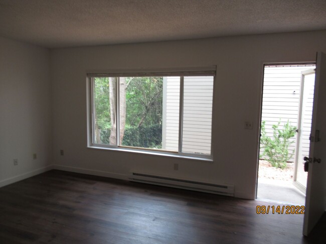 Building Photo - MOVE-IN SPECIAL!*** Fully Remodeled Townho...