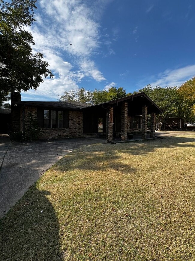Building Photo - 4802 Skywood Dr