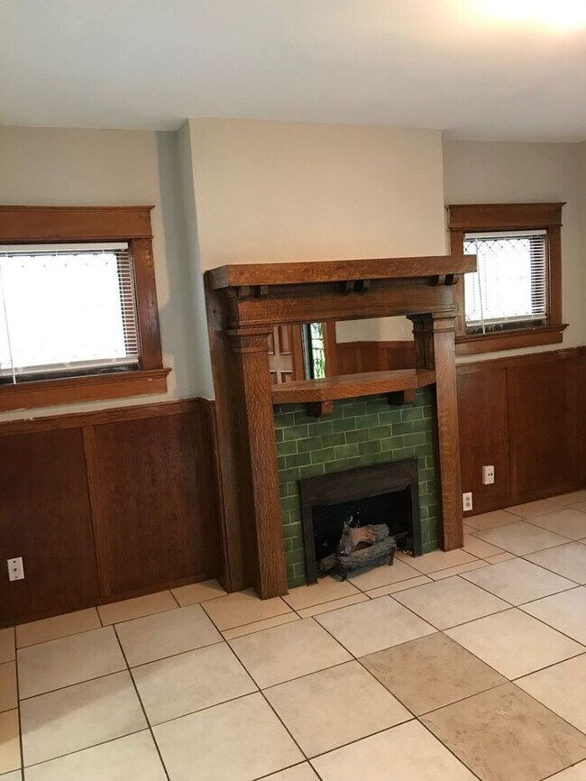 Building Photo - 4 bd / 2 ba KCK off 7th St - Cute home rea...
