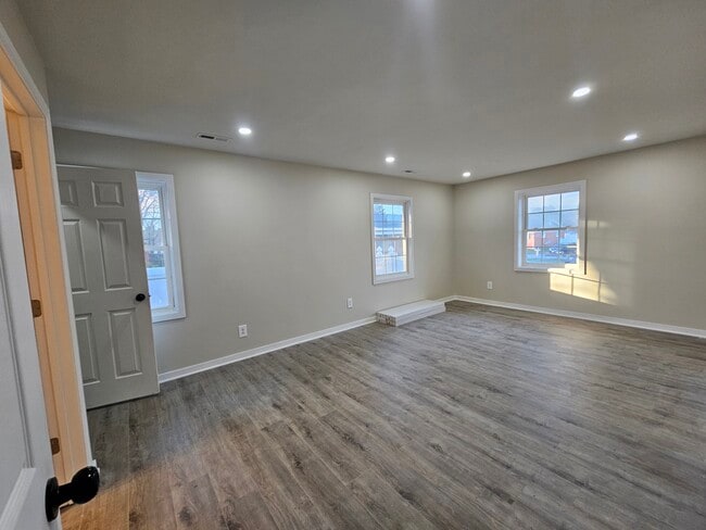 Building Photo - Old Warwick Rd