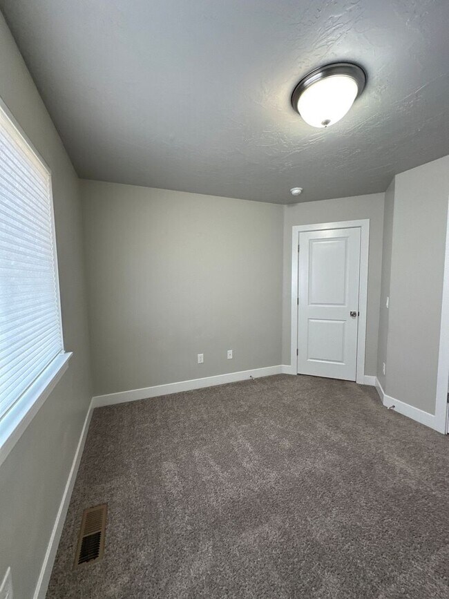 Building Photo - Lovely Townhome