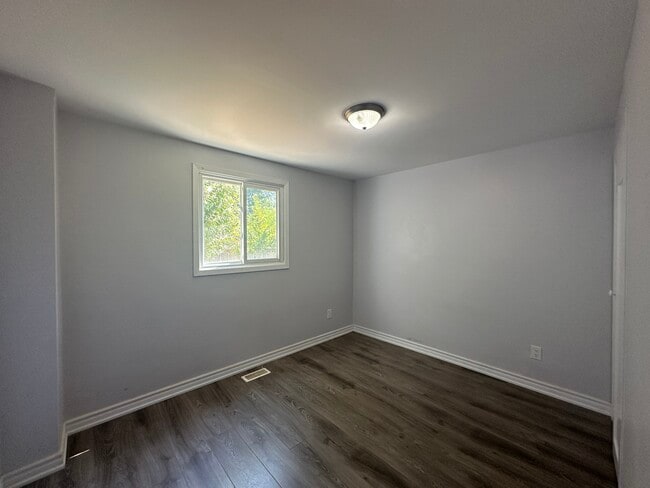 Photo du bâtiment - Adelaide Ave W - Lower