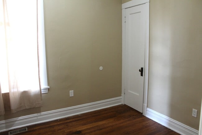 Building Photo - 4213 W Kamerling Ave