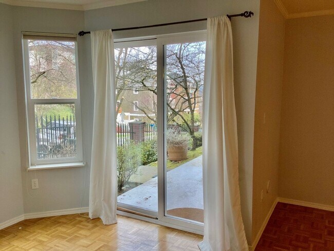 Foto del edificio - Two Bedroom/Two bath Capitol Hill Condo - ...