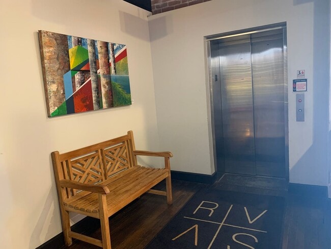 Building Photo - Studio Apartment Downtown