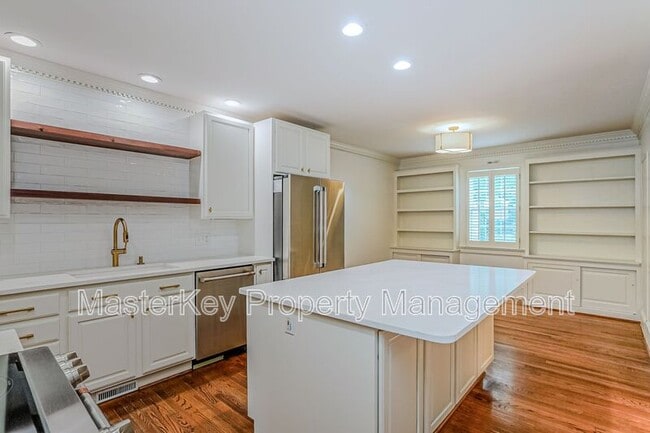 Building Photo - 2314 Lake Dr