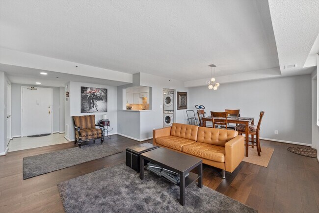 Foto del edificio - Awesome opportunity to rent a condo with $60K in upgrades!