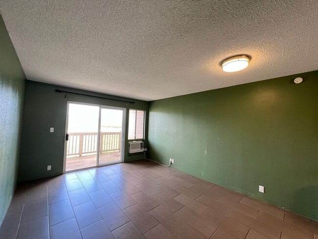 Building Photo - 2br/2ba Townhouse with 1 parking space Wat...