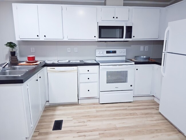 Building Photo - 16 Deerwood Park
