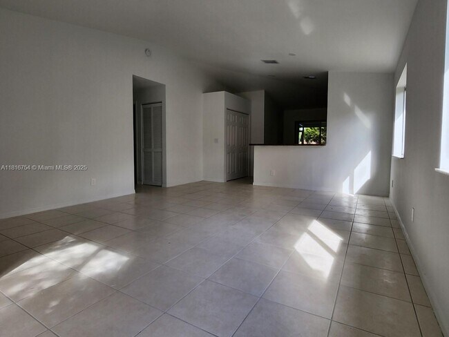Foto del edificio - 20869 NW 4 St