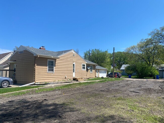 Building Photo - 5 Bed 2 Bath House Near NDSU