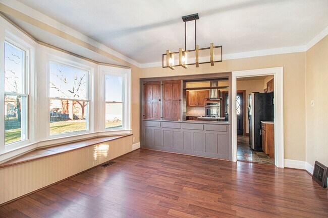 Building Photo - Charming Eastpointe Home - 3 bed/1 bath