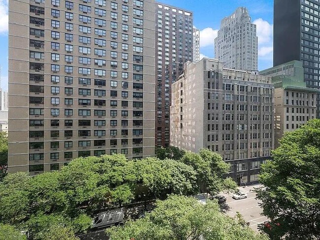 Foto del edificio - 30 W 60th St